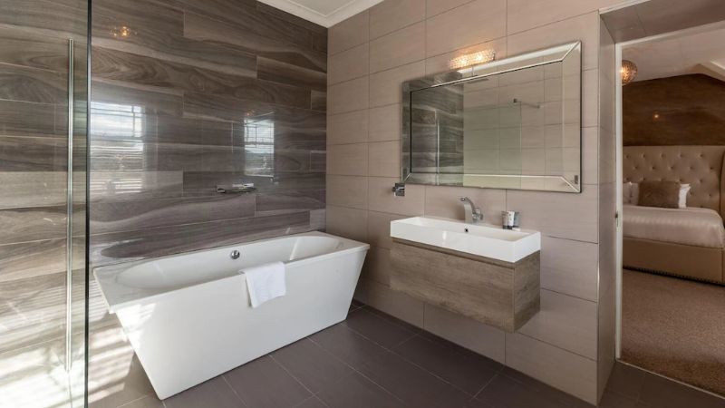Lakes Hotel and Spa, room with private jacuzzi, photo 2