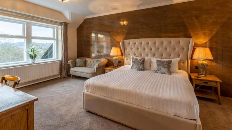 Lakes Hotel and Spa, room with private jacuzzi, photo 5