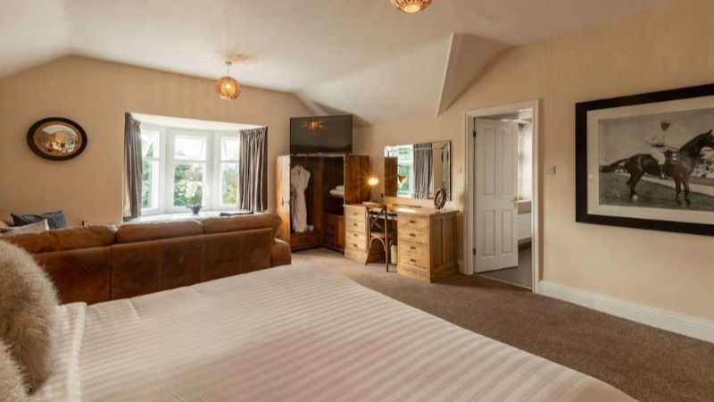 Lakes Hotel and Spa, room with private jacuzzi, photo 6