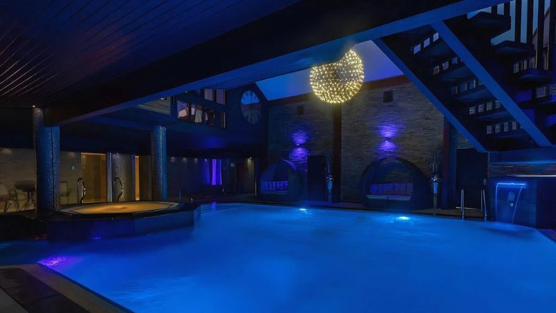 Lakes Hotel and Spa, room with private jacuzzi, photo 8