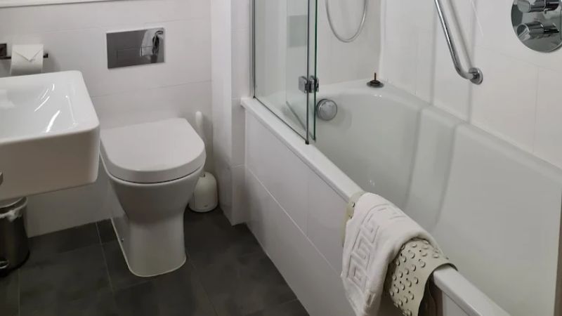 Merewood Country House Hotel, room with private jacuzzi, photo 2