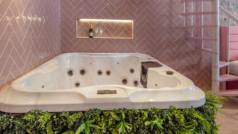 Mischief Liverpool, room with private jacuzzi, photo 2