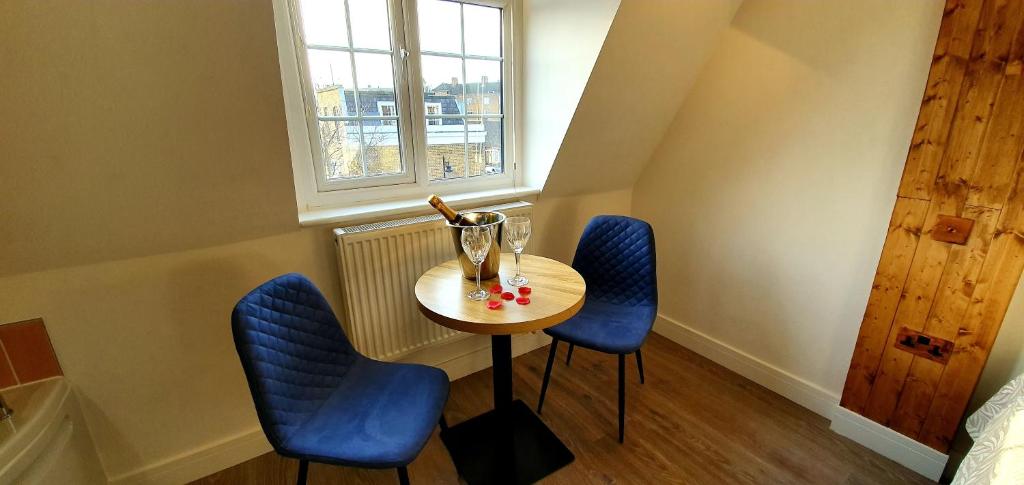 Angel Townhouse, room with private jacuzzi, photo 7