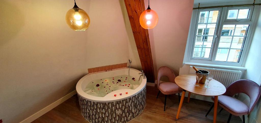 Angel Townhouse, room with private jacuzzi, photo 4