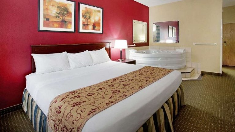 Ramada by Wyndham Bettendorf