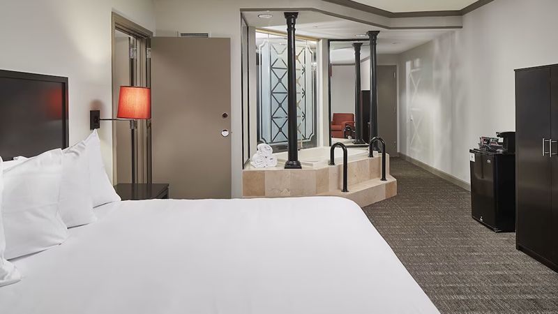 Roadhouse Tunica 1 - jacuzzi hotel room
