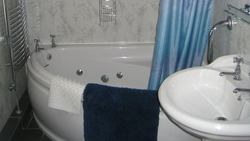 Rosebud Cottage Guest House, room with private jacuzzi, photo 2