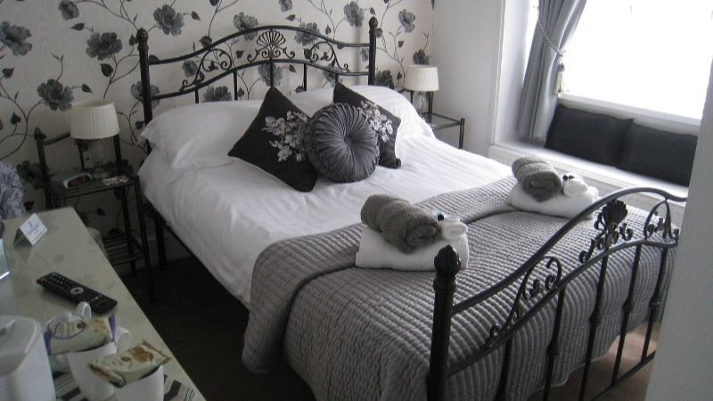 Rosebud Cottage Guest House, room with private jacuzzi, photo 3