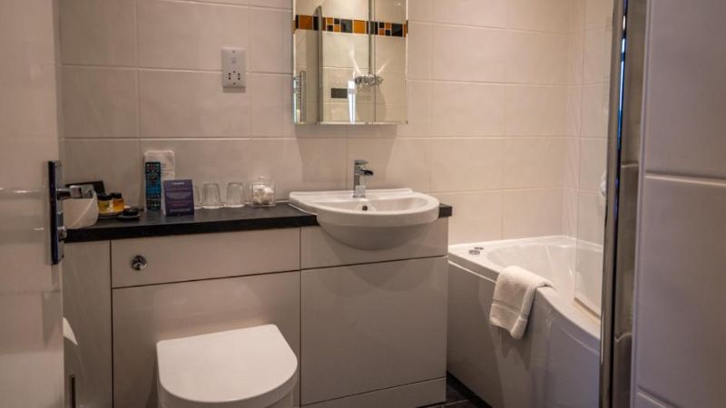 The Cairndale Hotel, room with private jacuzzi, photo 3