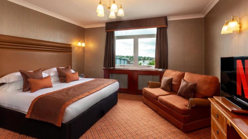 The Cairndale Hotel, room with private jacuzzi, photo 4