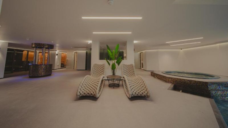 The Cairndale Hotel, room with private jacuzzi, photo 8