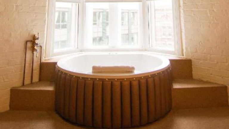 The Dixie Dean Hotel 1 - jacuzzi hotel room