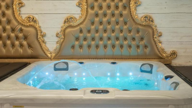 The Dixie Dean Hotel, room with private jacuzzi, photo 3