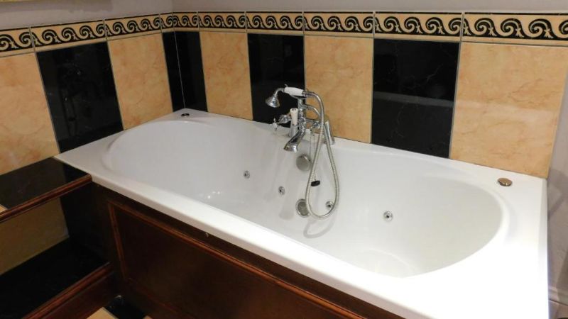 The Old Registry 1 - jacuzzi hotel room