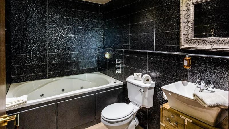 The Shankly Hotel, room with private jacuzzi, photo 2