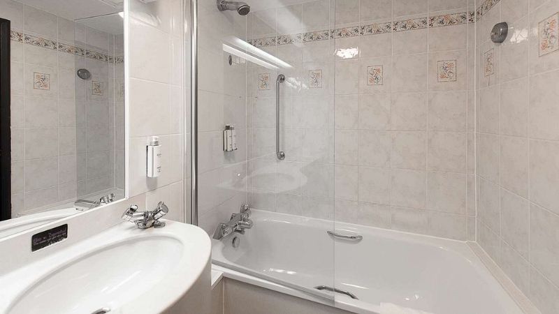 Village Hotel Liverpool, room with private jacuzzi, photo 1