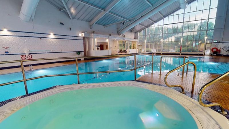 Village Hotel Liverpool, room with private jacuzzi, photo 6
