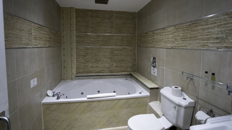White Star Line Hotel, room with private jacuzzi, photo 1