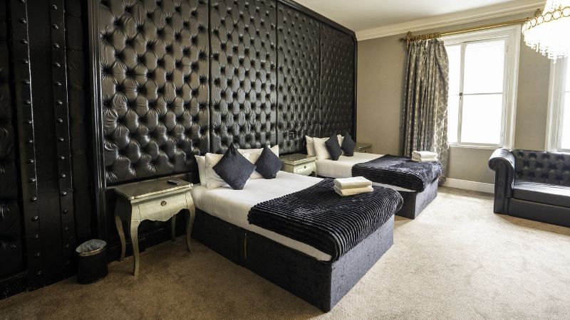 White Star Line Hotel, room with private jacuzzi, photo 2
