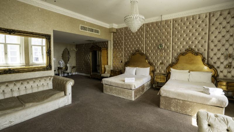 White Star Line Hotel, room with private jacuzzi, photo 4