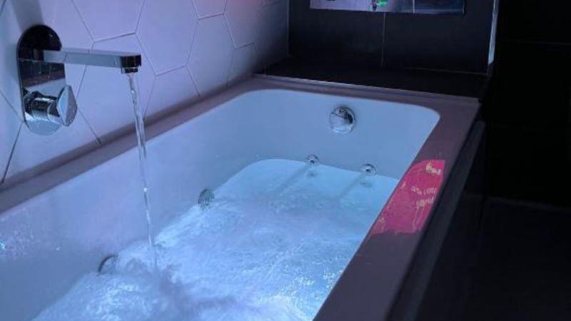 Woodroyd Apartments, room with private jacuzzi, photo 1