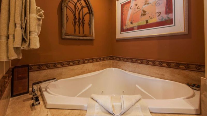 A Sunset Chateau1 - jacuzzi hotel room