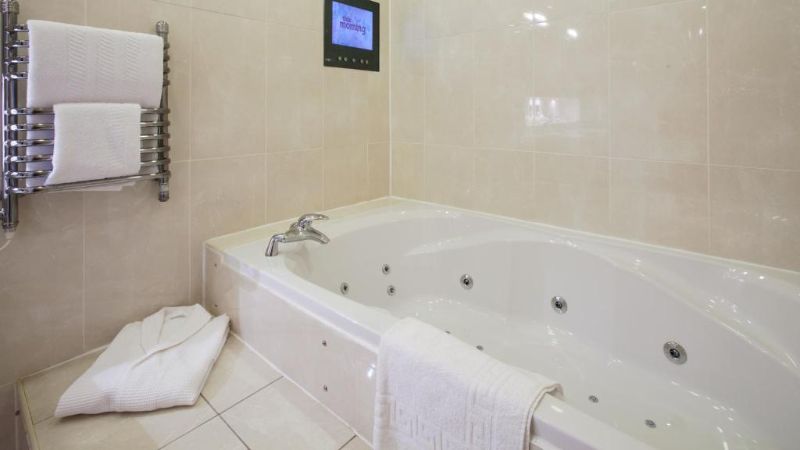 Appleby Manor Hotel Garden Spa 1 1 - jacuzzi hotel room