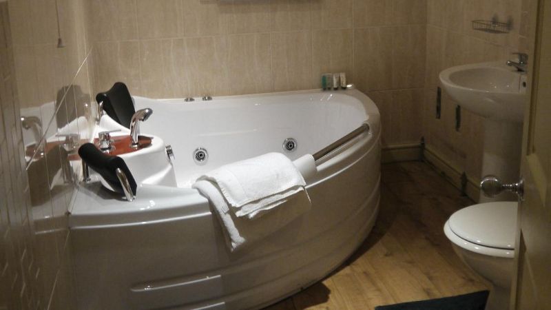 Dimple Well Lodge1 - jacuzzi hotel room