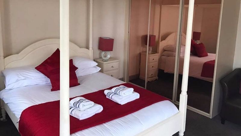 Dimple Well Lodge, room with private jacuzzi, photo 2