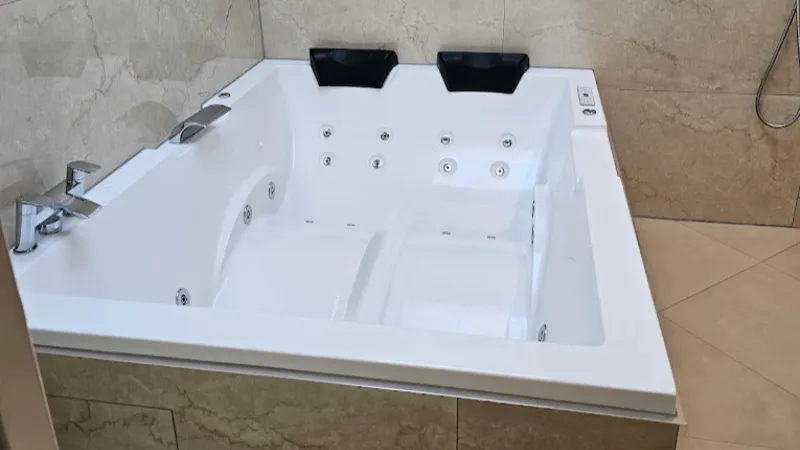 The Hotel Chester - jacuzzi hotel room