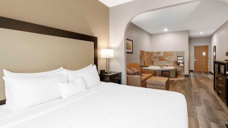 Best Western Plus Des Moines West Inn & Suites