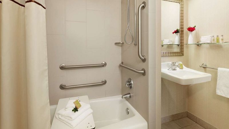 DoubleTree by Hilton Hotel Minneapolis – Park Place, room with private jacuzzi, photo 4