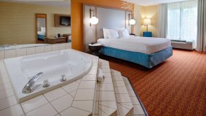 Fairfield Inn Suites by Marriott Detroit Farmington Hills e1765648990426 - jacuzzi hotel room