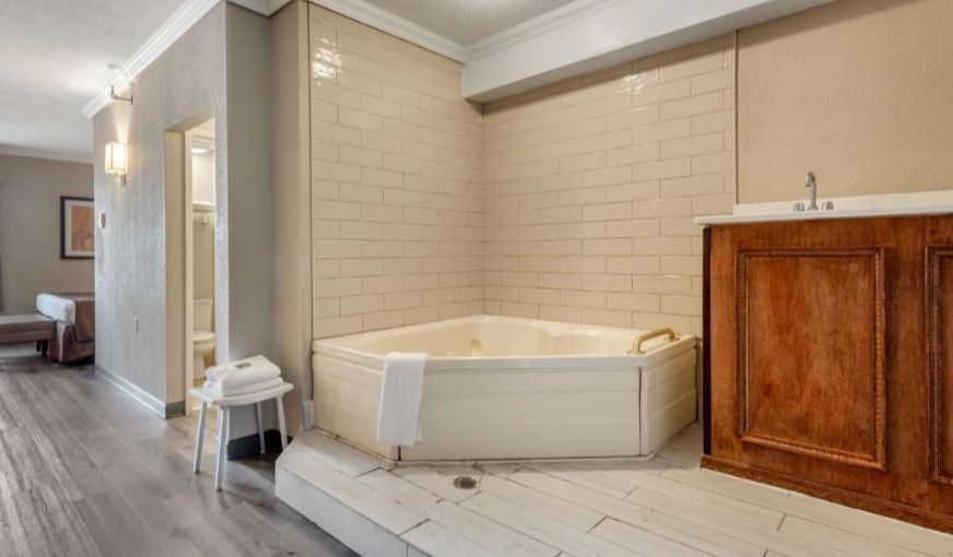 Best Western Fort Washington Inn 1 - jacuzzi hotel room