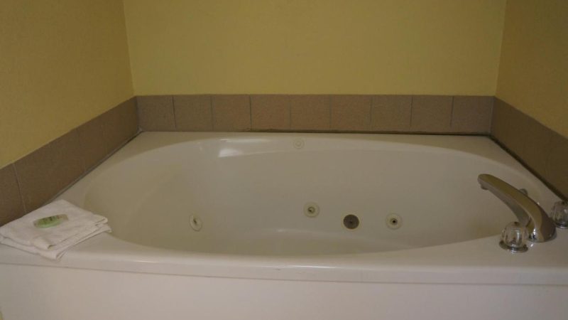 Clarksville Inn, room with private jacuzzi, photo 1