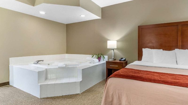 Comfort Inn Blythewood1 - jacuzzi hotel room