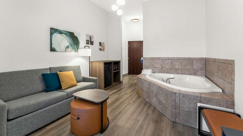 Comfort Inn & Suites Tunkhannock, room with private jacuzzi, photo 2