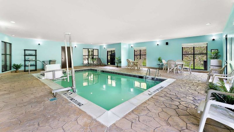 Comfort Inn & Suites Tunkhannock, room with private jacuzzi, photo 7