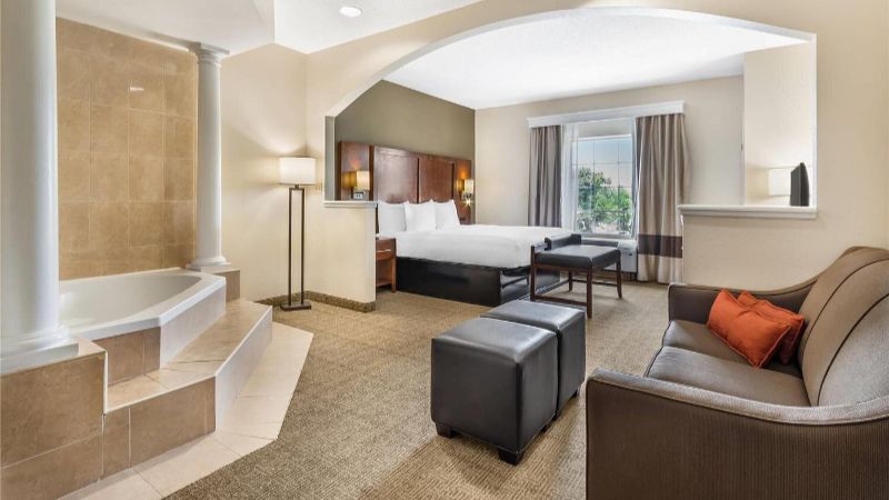 Comfort Suites Myrtle Beach Central 2 - jacuzzi hotel room
