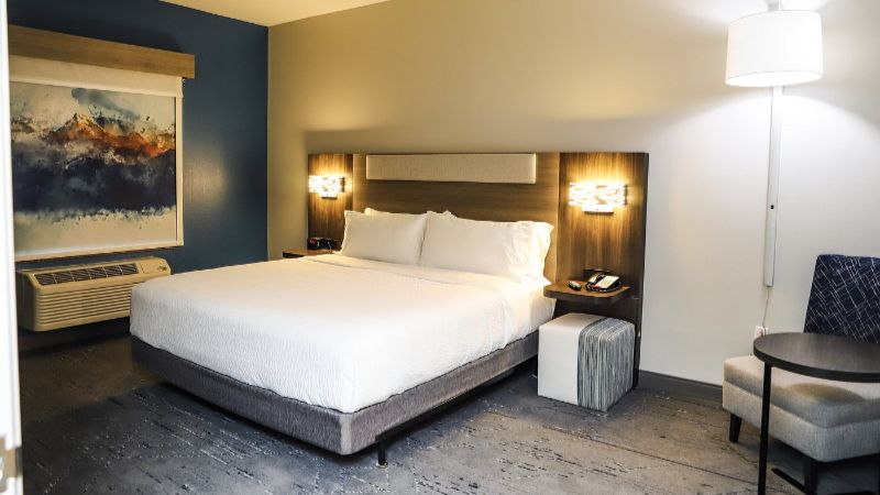 Holiday Inn Express & Suites Donegal, an IHG hotel, room with private jacuzzi, photo 3