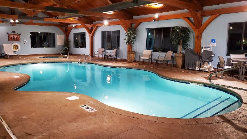 Holiday Inn Express & Suites Donegal, an IHG hotel, room with private jacuzzi, photo 6