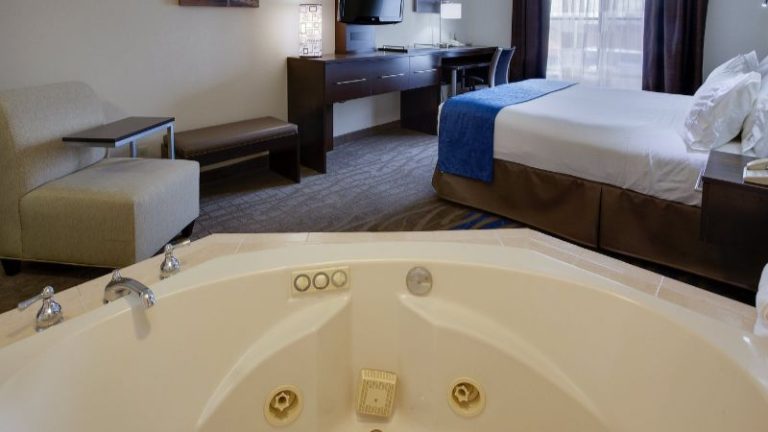 Holiday Inn Express & Suites Meadowlands Area, an IHG hotel