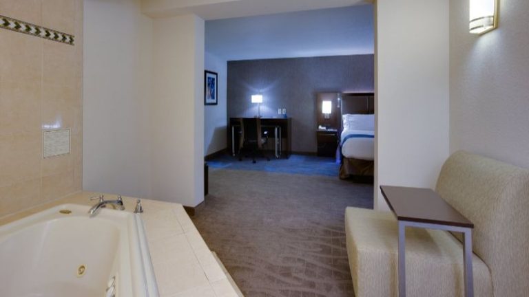 Holiday Inn Express & Suites Meadowlands Area, an IHG hotel