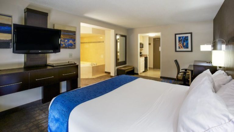 Holiday Inn Express & Suites Meadowlands Area, an IHG hotel