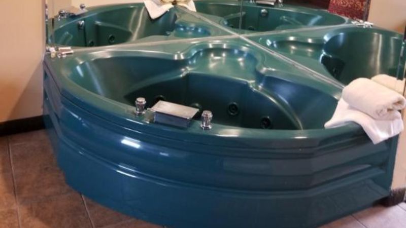 Perry-O Inn & Suites, room with private jacuzzi, photo 2