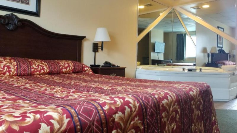 Perry-O Inn & Suites, room with private jacuzzi, photo 3