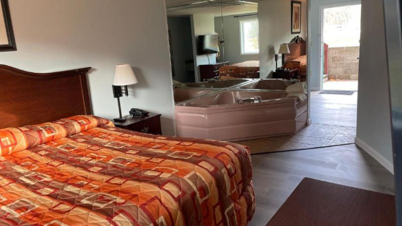 Perry-O Inn & Suites, room with private jacuzzi, photo 5