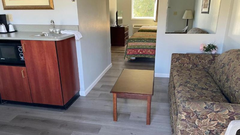 Perry-O Inn & Suites, room with private jacuzzi, photo 6