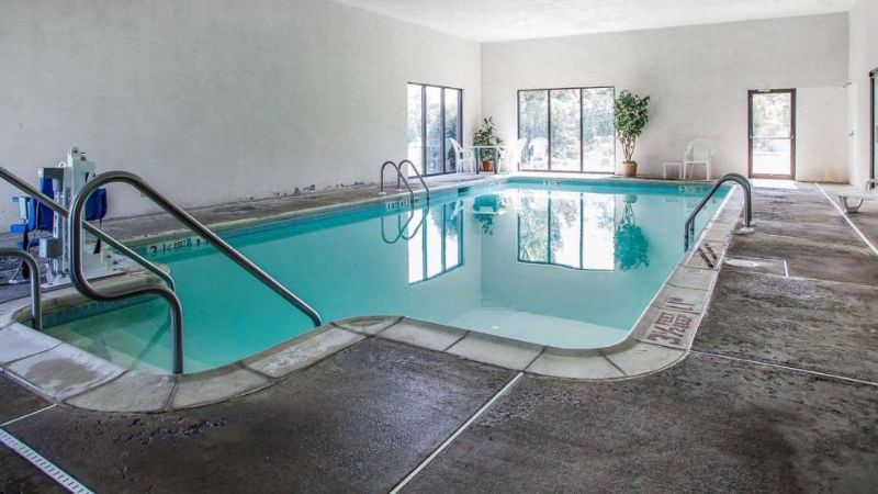 Quality Inn Midway, room with private jacuzzi, photo 5