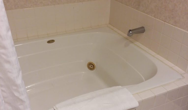 Quality Inn Midway, room with private jacuzzi, photo 1